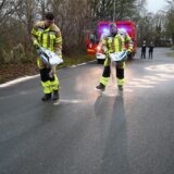 Feuerwehrleute bringen Bindemittel auf