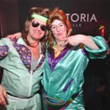 Zwei Menschen in 80er-Jahre-Kleidung.