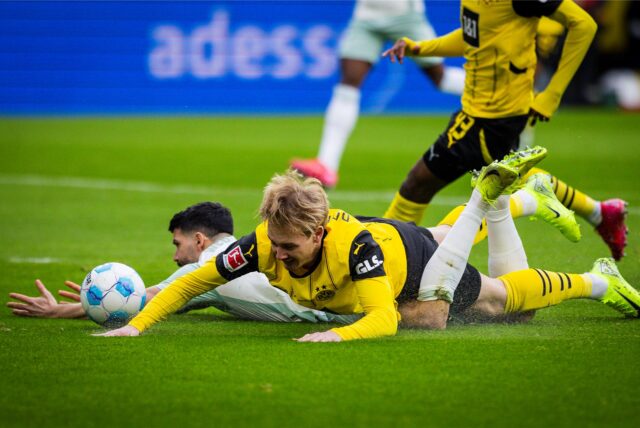 Julian Brandt liegt auf dem Boden.