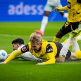 Julian Brandt liegt auf dem Boden.