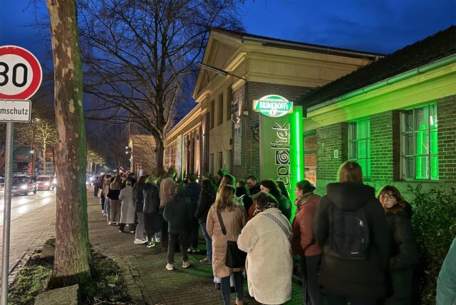 Eine lange Warteschlange vor dem Depot.