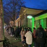 Eine lange Warteschlange vor dem Depot.