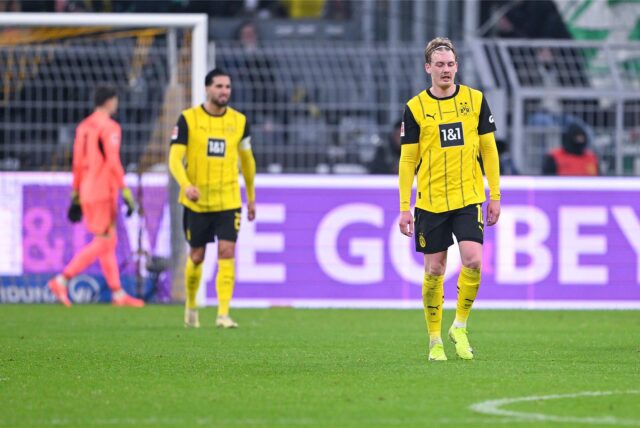 Julian Brandt schaut auf den Rasen.