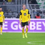 Julian Brandt schaut auf den Rasen.
