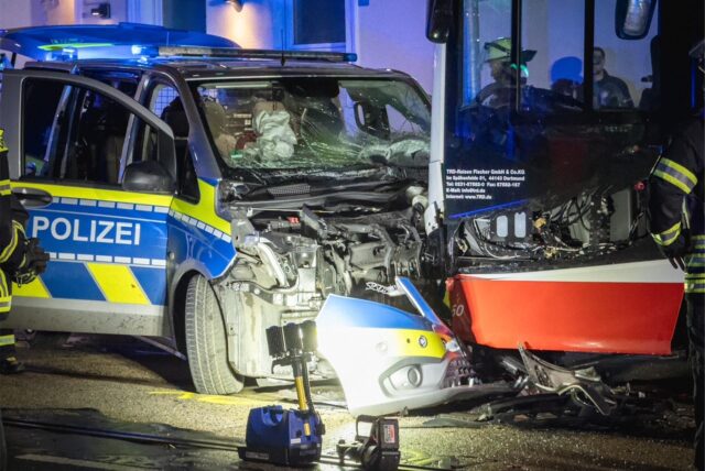 Nach einer Kollision mit einem anderen Fahrzeug ist ein Streifenwagen in Dortmund frontal in einen Bus gekracht.