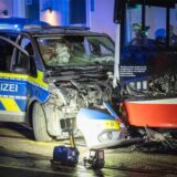 Nach einer Kollision mit einem anderen Fahrzeug ist ein Streifenwagen in Dortmund frontal in einen Bus gekracht.