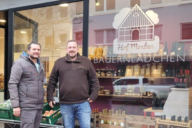 Vermieter Jörn Leder (li.) und Jan Menken (re.) freuen sich über den Erhalt des Bauernlädchens.