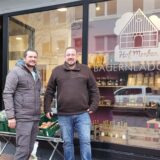 Vermieter Jörn Leder (li.) und Jan Menken (re.) freuen sich über den Erhalt des Bauernlädchens.