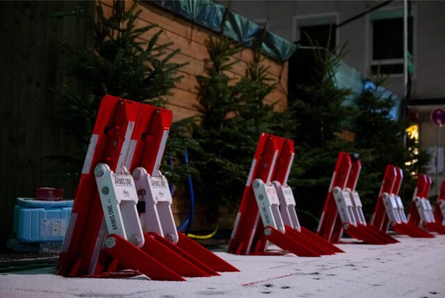Mobile Fahrzeugsperren stehen am Rande eines Weihnachtsmarktes. Dies ist ein Symbolbild.