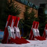 Mobile Fahrzeugsperren stehen am Rande eines Weihnachtsmarktes. Dies ist ein Symbolbild.