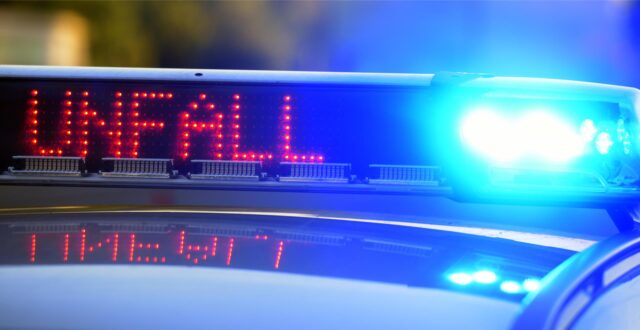Symbolbild: Das Wort Unfall steht auf einer Anzeige über einem Polizeiauto.