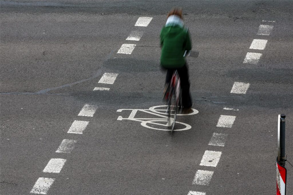 Symbolbild zeigt einen Radfahrer, der auf einer Straße fährt. Symbolbild zeigt einen Radfahrer, der auf einer Straße fährt.