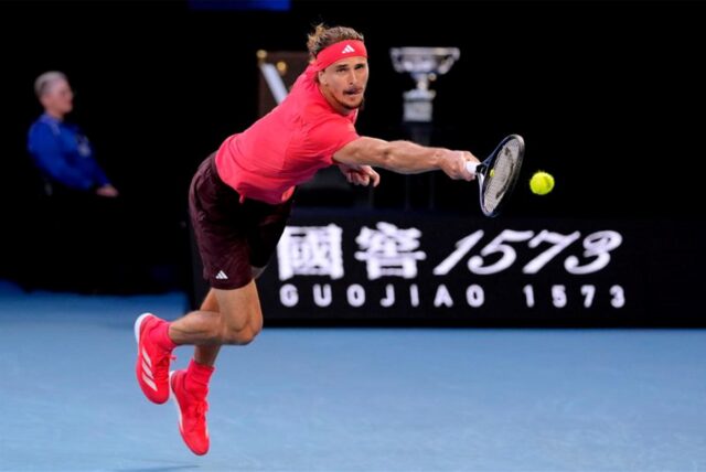 Tennis: Grand Slam, Australian Open, Herren, Finale, Sinner (Italien) – Zverev (Deutschland), Rod Laver Arena. Alexander Zverev spielt einen Rückhand-Return.