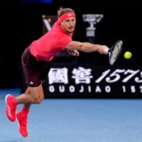 Tennis: Grand Slam, Australian Open, Herren, Finale, Sinner (Italien) – Zverev (Deutschland), Rod Laver Arena. Alexander Zverev spielt einen Rückhand-Return.