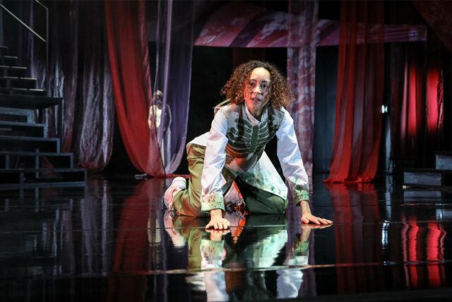 Linda Elsner spielt die mutige Antigone.