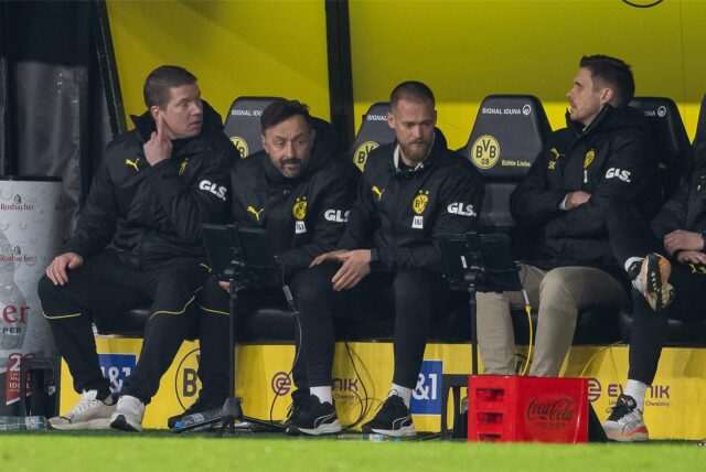 Mike Tullberg, Daniel Rios, Patrick Fritsch und Sebastian Kehl setzen nebeneinander auf der Bank.