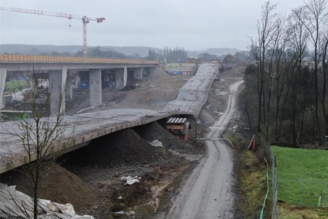 Am 26.1. wurde in Unna ein weiterer Teil der Liedbachtalbrücke gesprengt. Drohnenaufnahmen zeigen das Bauwerk kurz nach dem Einsturz.