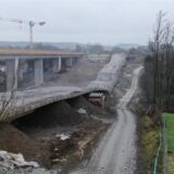 Am 26.1. wurde in Unna ein weiterer Teil der Liedbachtalbrücke gesprengt. Drohnenaufnahmen zeigen das Bauwerk kurz nach dem Einsturz.