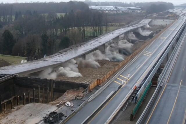 Brücke gesprengt am 26.1. in Unna: Sprengstoff reißt die Pfeiler weg, und die Fahrbahn sackt zu Boden.