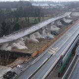 Brücke gesprengt am 26.1. in Unna: Sprengstoff reißt die Pfeiler weg, und die Fahrbahn sackt zu Boden.