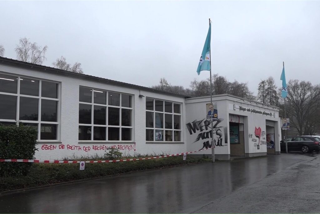 Schmierereien gegen den CDU-Spitzenkandidaten am Gebäude der Schützenhalle Hüingsen in Menden. Schmierereien gegen den CDU-Spitzenkandidaten am Gebäude der Schützenhalle Hüingsen in Menden.