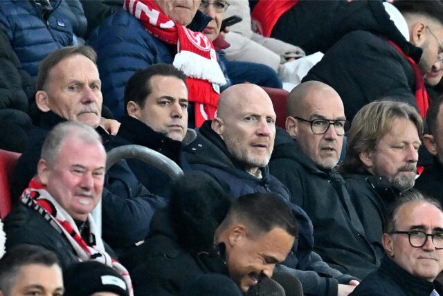 Hans-Joachim, Watzke, Lars Ricken, Matthias Sammer, Carsten Cramer und Sven Mislintat sitzen nebeneinander auf der Tribüne.