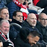 Hans-Joachim, Watzke, Lars Ricken, Matthias Sammer, Carsten Cramer und Sven Mislintat sitzen nebeneinander auf der Tribüne.