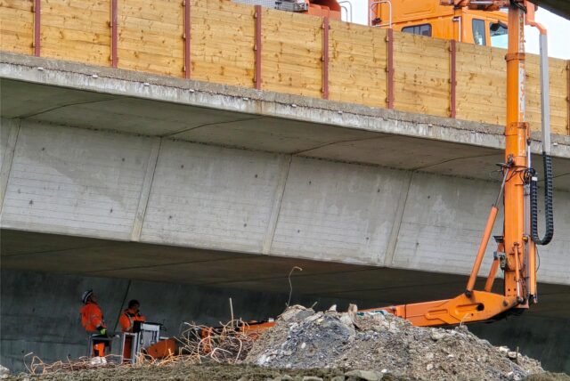 Nach der Sprengung des Altbaus überprüfen Techniker, ob die Detonation Schäden an den Brückenbauwerken verursacht hat, die nebenan noch in Betrieb bleiben müssen.