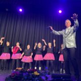 Moderator Matthias Goer – hier mit den Landfrauen – führte zunächst als „Harry Flitter“ und später dann als „König“ charmant und witzig durch den Abend.