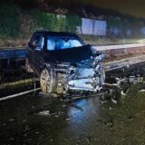 Ein Wagen mit zerstörter Frontpartie steht auf der A2 bei Recklinghausen.