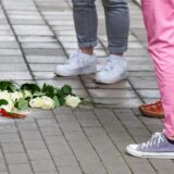 Menschen stehen vor Stolpersteinen