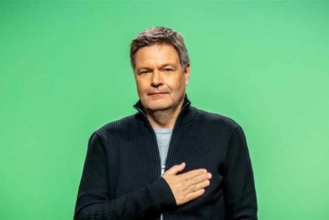 Robert Habeck (Bündnis 90/Die Grünen), Bundesminister für Wirtschaft und Klimaschutz und Kanzlerkandidat, hält die Hand aufs Herz beim Programmparteitag seiner Partei nach seiner Rede.