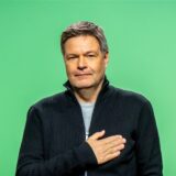 Robert Habeck (Bündnis 90/Die Grünen), Bundesminister für Wirtschaft und Klimaschutz und Kanzlerkandidat, hält die Hand aufs Herz beim Programmparteitag seiner Partei nach seiner Rede.