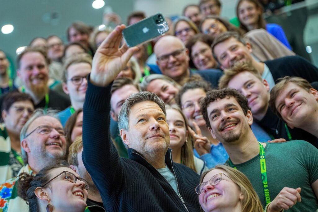 Auf dem Parteitag findet Robert Habeck, Bundesminister für Wirtschaft und Klimaschutz und Kanzlerkandidat der Grünen, Zeit für ein Selfie mit Delegierten aus seinem Heimatverband Schleswig-Holstein.
Auf dem Parteitag findet Robert Habeck, Bundesminister für Wirtschaft und Klimaschutz und Kanzlerkandidat der Grünen, Zeit für ein Selfie mit Delegierten aus seinem Heimatverband Schleswig-Holstein.