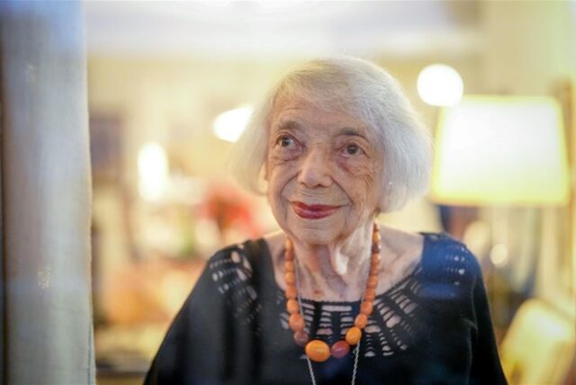 Margot Friedländer, Holocaust-Überlebende, blickt am Rande eines Interviews mit Journalisten der Deutschen Presse-Agentur zum 80. Jahrestag der Auschwitz-Befreiung aus dem Fenster ihrer Wohnung.