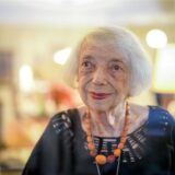 Margot Friedländer, Holocaust-Überlebende, blickt am Rande eines Interviews mit Journalisten der Deutschen Presse-Agentur zum 80. Jahrestag der Auschwitz-Befreiung aus dem Fenster ihrer Wohnung.