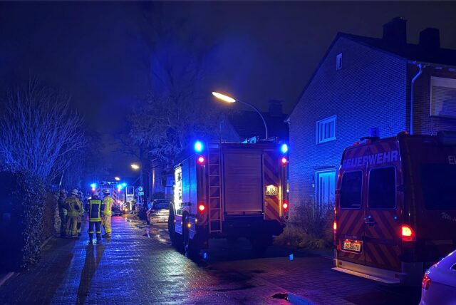 Feuerwehrwagen beim Einsatz in Dorsten-Holsterhausen