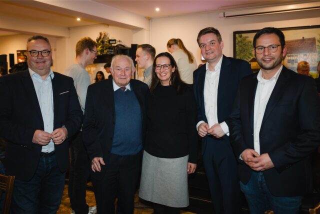 Günther Beckstein (2.v.l.) bei einem Wahlkampf-Besuch wenige Wochen vor der Bundestagswahl in Castrop im Brauhaus Rütershoff: Hier stärkte der CSU-Mann Friedrich Merz und dem Kandidaten des Wahlkreises, Michael Breilmann, den Rücken.