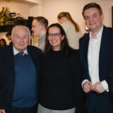 Günther Beckstein (2.v.l.) bei einem Wahlkampf-Besuch wenige Wochen vor der Bundestagswahl in Castrop im Brauhaus Rütershoff: Hier stärkte der CSU-Mann Friedrich Merz und dem Kandidaten des Wahlkreises, Michael Breilmann, den Rücken.