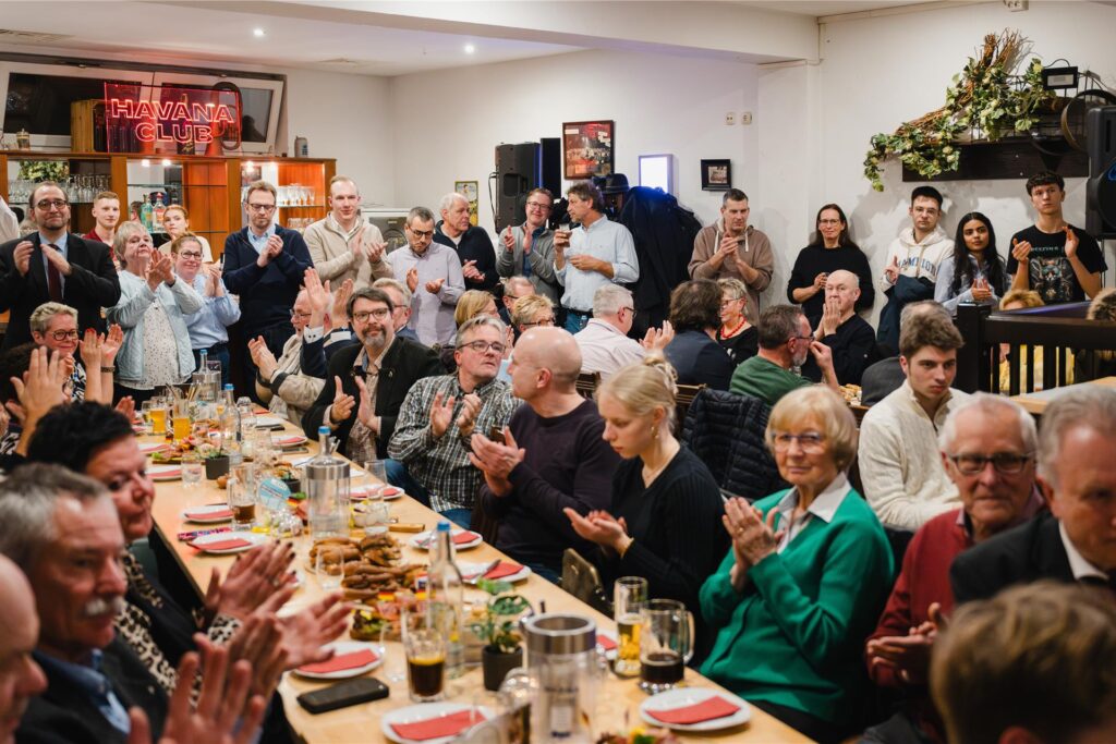 100 Gäste kamen auf Einladung der CDU ins Brauhaus Rütershoff. Sie applaudierten den Worten von Günther Beckstein. 100 Gäste kamen auf Einladung der CDU ins Brauhaus Rütershoff. Sie applaudierten den Worten von Günther Beckstein.