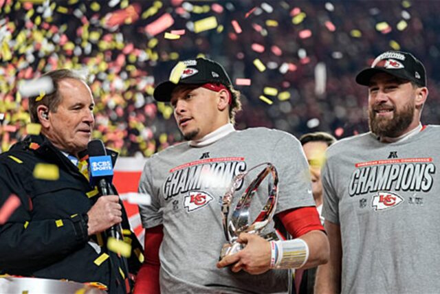 American Football: Profiliga NFL, Kansas City Chiefs – Buffalo Bills; Play-off-Runde, Halbfinale im Arrowhead Stadium: CBS-Moderator Jim Nance (li.) spricht mit Kansas City Chiefs-Quarterback Patrick Mahomes (Mi.) und Tight End Travis Kelce, während sie nach dem NFL-Footballspiel um die AFC-Meisterschaft gegen die Buffalo Bills den Sieg feiern.