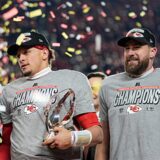 American Football: Profiliga NFL, Kansas City Chiefs – Buffalo Bills; Play-off-Runde, Halbfinale im Arrowhead Stadium: CBS-Moderator Jim Nance (li.) spricht mit Kansas City Chiefs-Quarterback Patrick Mahomes (Mi.) und Tight End Travis Kelce, während sie nach dem NFL-Footballspiel um die AFC-Meisterschaft gegen die Buffalo Bills den Sieg feiern.