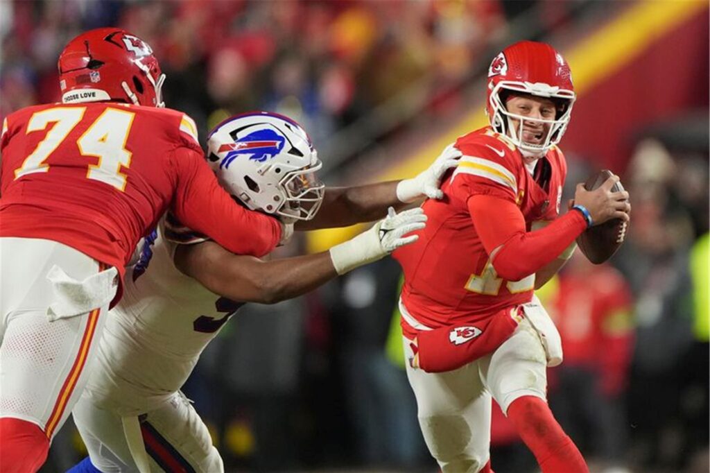 Chiefs-Quarterback und Liga-Superstar Patrick Mahomes (re.) flüchtet vor dem Verteidiger der Buffalo Bills im Halbfinale der NFL.
