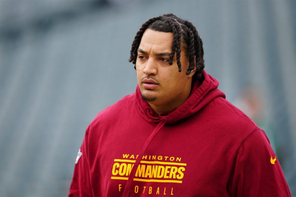 Offensive Tackle Brandon Coleman von den Washington Commanders wärmt sich auf.