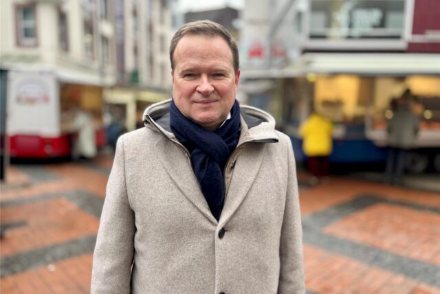 Frank Schwabe steht am Wochenmarkt in der Castroper Altstadt.