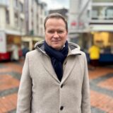 Frank Schwabe steht am Wochenmarkt in der Castroper Altstadt.