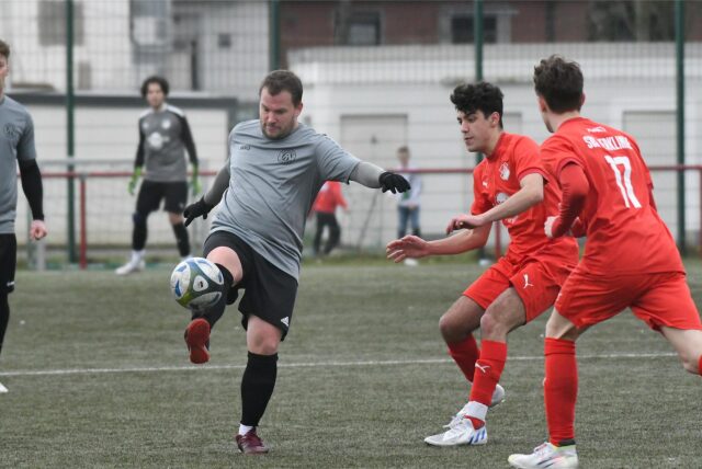 Marc Olschewski schießt den Ball.