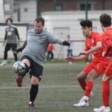 Marc Olschewski schießt den Ball.