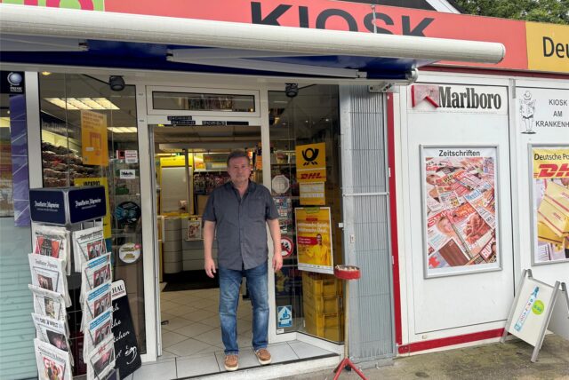 Kiosk-Inhaber Andreas Wendt vor seinem Laden