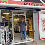 Kiosk-Inhaber Andreas Wendt vor seinem Laden